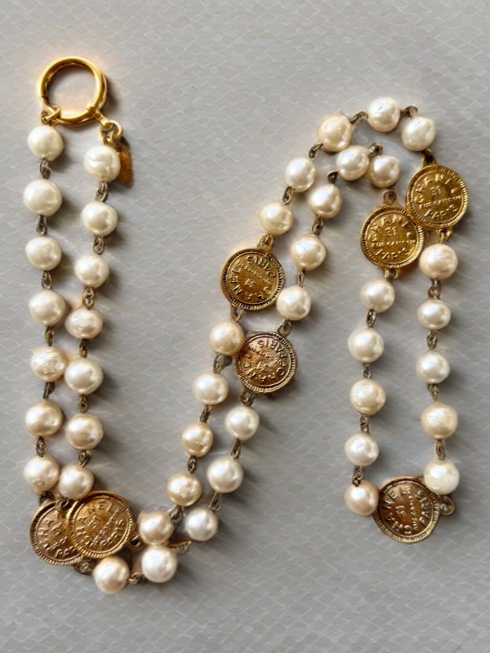 Chanel Vintage Faux Pearl Gold-Plated 1980s Medallion Necklace - Picture 2 of 8